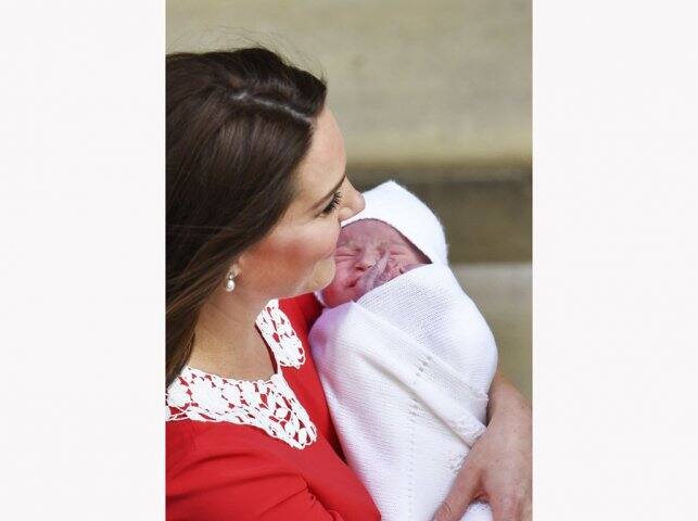 केट मिडलटन की इन तस्वीरों के सोशल मीडिया पर छाने के बाद अब महिलाओं ने अपनी पोस्ट प्रेग्नेंसी की तस्वीरें केट के साथ तुलना करते हुए पोस्ट की हैं   और बताया कि उन्हें डिलीवरी के वक्त कैसा महसूस हुआ था. 