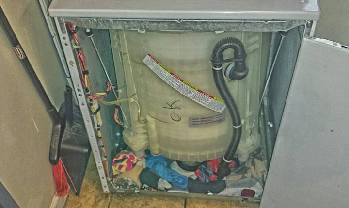 कैलिफोनिर्या की रहने वाली कैथी हिंज लिखती हैं कि वो और उनके पति प्रोपर्टी मैनेजर हैं. इससे पहले कैथी के पति वॉशिंग मशीन सही करने का काम पिछले 25 सालों से कर रहे थे. इन 25 सालों में काम बदलने के पहले इनके पास ऐसा मामला आया जिसे देखकर वे दंग रह गए.