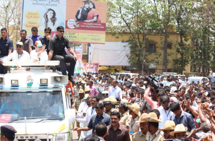कर्नाटक: रोड शो में पीएम मोदी पर बरसे राहुल गांधी, कहा- ‘भ्रष्टाचारियों का साथ दे रही है सरकार’