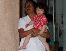 प्ले स्कूल से घर जाते हुए कैमरे में कैद हुए तैमूर अली खान, देखें क्यूट PHOTOS