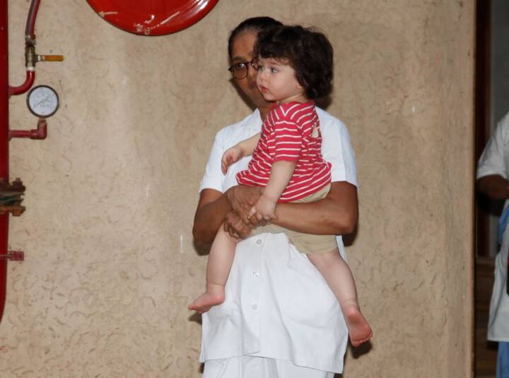 हमेशा की ही तरह इस बार भी तैमूर तस्वीरों में बेहद क्यूट लगे और वो फोटोग्राफर्स को लुक देते भी दिखे.