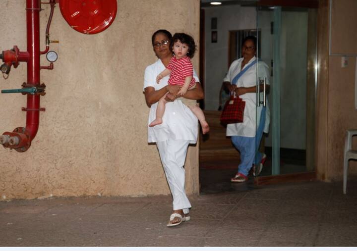 तैमूर इस दौरान लाल टी शर्ट में दिखे और वो नंगे पैर थे. आपको बता दें कि इन दिनों तैमूर बाहर जरा कम ही नजर आते हैं.