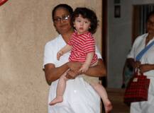 प्ले स्कूल से घर जाते हुए कैमरे में कैद हुए तैमूर अली खान, देखें क्यूट PHOTOS