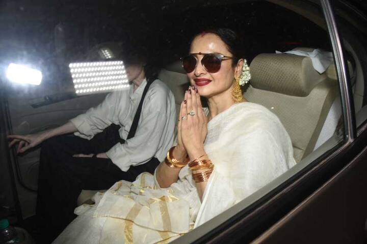 हमेशा की तरह इस मौके पर रेखा ट्रेडिशनल साड़ी में दिखीं. हाथों में चूड़ियां, माथे पर बिंदी और बालों में गजरा उनकी खूबसूरती में चार चांद लगा रहे थे.