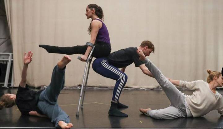 आपको बता दें कि इस डांस कंपनी ने इंडस्ट्री के जानें-मानें कोरियोग्राफरों के साथ काम भी किया है. इस लिस्ट में Stephen petronio, Venezuelan Javier, Rachid Ouramdane जैसे नाम शामिल हैं.   