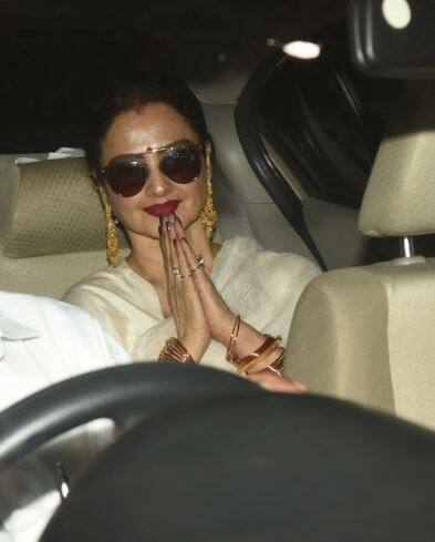 फिल्म की स्पेशल स्क्रीनिंग के लिए बॉलीवुड अभिनेत्री रेखा काफी उत्साहित नजर आ रही थीं. (तस्वीर: मानव मंगलानी)