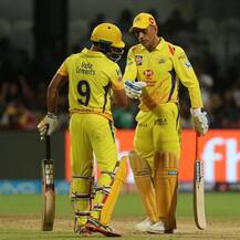 IPL 2018: मैच जीतने के बाद धोनी ने ड्रायर के साथ किया जीवा को तैयार, ये रहें पापा- बेटी के सबसे क्यूट मोमेंट्स