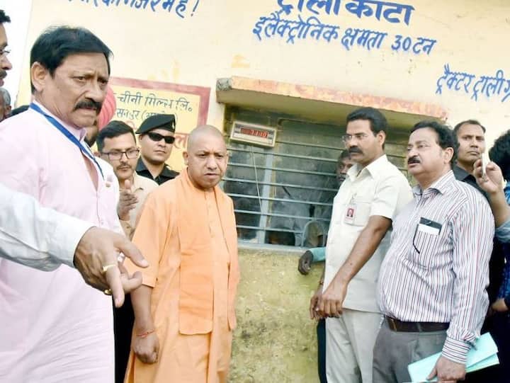 इससे पहले मुख्यमंत्री ने मेहंदीपुर गांव के चौपाल पर बैठ कर लोगों की परेशानियां सुनीं और सरकार की योजनाओं के बारे में बताया. योगी के आने से पहले अधिकारियों की एक पूरी फौज गांव पहुंच गई थी. अंबेडकर और बुद्ध की मूर्तियों के रंग और रखरखाव तक का दौरे के दौरान ख्याल रखा गया.