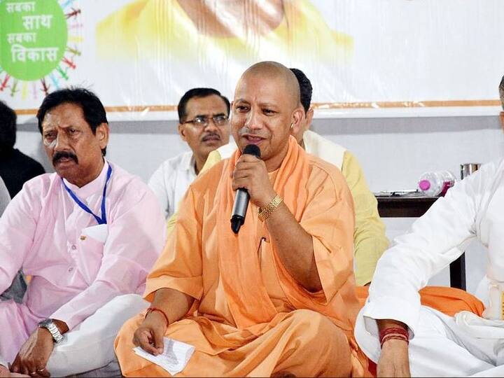 हसनपुर में एक जनसभा में योगी ने दलितों को हर आश्वासन देने का प्रयास किया. उन्होंने कहा कि उनका दलित प्रेम कोई दिखावा नहीं है. बल्कि वे तो नाथ संप्रदाय से हैं जो हमेशा से दलितों को सम्मान देता आया है.