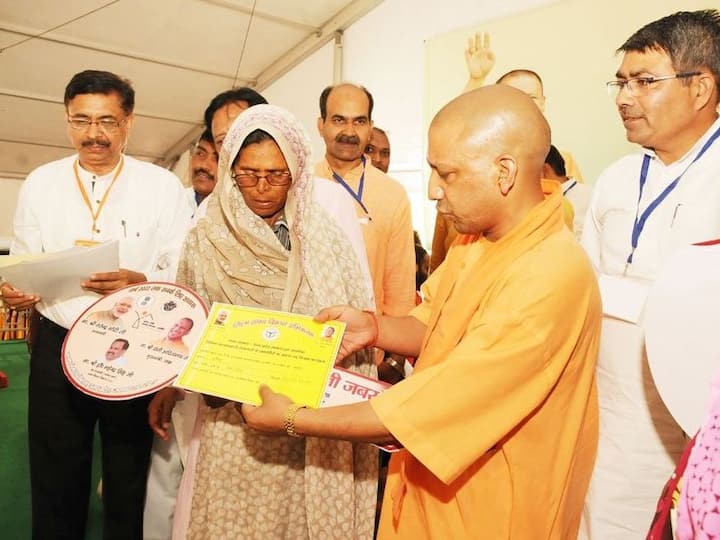 गांव में दो हैलीपैड बनाए गए थे. आज यहीं से सीएम अमरोहा की पुलिस लाइन पहुंचे और वहां से कलेक्ट्रेट. मुख्यमंत्री आज बुलंदशहर के लिए रवाना होंगे. वहां भी वह रात्रि प्रवास करेंगे और लोगों की परेशानियां सुनेंगे.