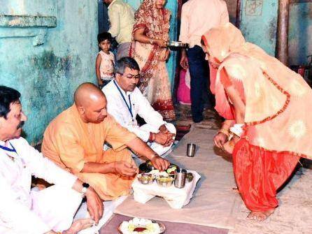 उत्तर प्रदेश के मुख्यमंत्री योगी आदित्यनाथ इन दिनों अंबेडकर गांवों के दौरे पर हैं. वो बीती रात अमरोहा के एक दलित बाहुल्य गांव में रुके. उन्होंने गांव की प्रधान प्रियंका के घर जमीन पर बैठ कर खाना खाया. गांव वालों को मुख्यमंत्री की सादगी काफी पसंद आई. हालांकि योगी के आने से पहले गांव की सूरत तकरीबन बदल दी गई थी.