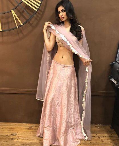 इन तस्वींरों में मौनी ने रिशिका देवनानी का डिजाइन किया हुआ लाइट पिंक कलर का लहंगा-चोली पहना हुआ है. 