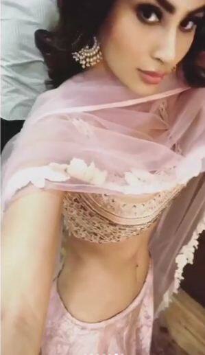 मौनी रॉय अक्सर अपनी हॉट तस्वीरें सोशल मीडिया पर पोस्ट कर अपने फैंस का दिल धडकाती रहती हैं. एक बार फिर मौनी रॉय इंडियन लुक में नजर आई हैं.