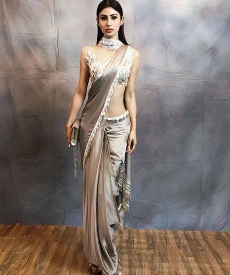 इससे पहले भी मनीष मल्होत्रा का डिजाइन की हुई साड़ी पहन मौनी रॉय ने धमाल मचाया था.