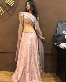 इंडियन लुक में फिर मौनी रॉय ने ढाया कहर, पतली कमर से किया सबको आकर्षित