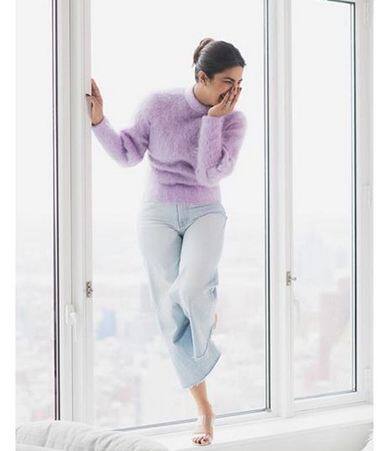 इस फोटोशूट में प्रियंका ने लाइट पर्पल फुल स्लीव कॉलर टॉप और हाई वेस्ट व्हाइट जींस पहनी हुई है.