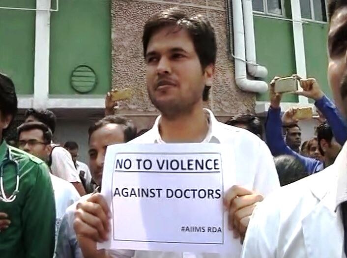 AIIMS Doctors Call Indefinite Strike Over Alleged Assault By Professor atul kumar एम्स में दो हजार रेजिडेंट डॉक्टर्स की हड़ताल से मरीजों का बुरा हाल, सीनियर डॉक्टर पर थप्पड़ मारने का आरोप