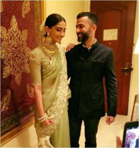मीडिया में चल रही खबरों की माने तो सोनम अपने पिता अनिल कपूर से इस बात को लेकर नाराज हैं कि वो बार-बार शादी की प्लानिंग को बदल रहे हैं. 