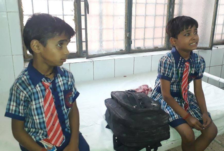 शराब पी कर गाड़ी चला रहा था ड्राइवर, स्कूल वैन पलटी, 6 बच्चे जख्मी Jhansi: school van turned back, Drivers was drunk शराब पी कर गाड़ी चला रहा था ड्राइवर, स्कूल वैन पलटी, 6 बच्चे जख्मी