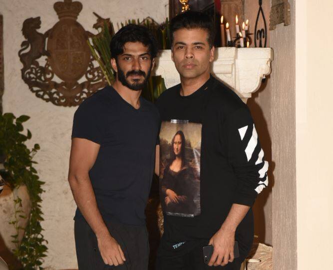  इस दौरान करन और हर्षवर्धन कैमरों के लिए पोज देते भी नजर आए. 