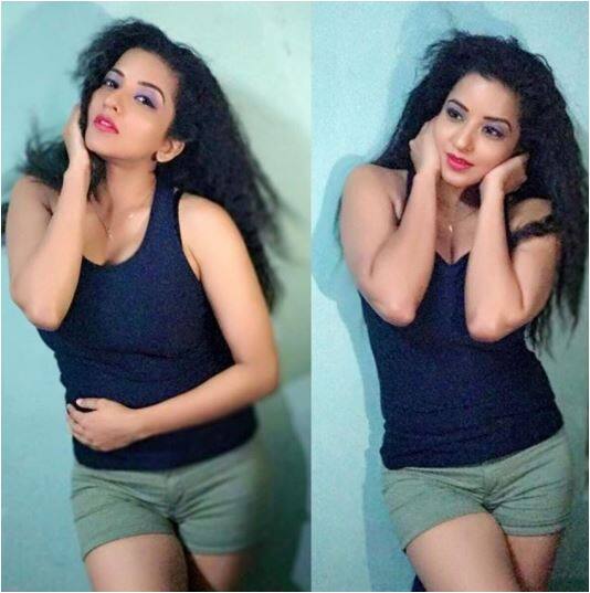 सोशल मीडिया पर मोनालिसा बेहद फेमस और एक्टिव हैं.  