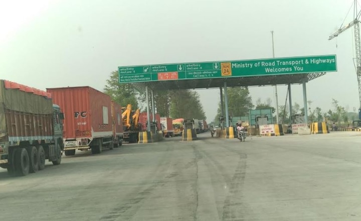 Queue up to ten miles of trucks at Sonauli Nepal border अंतरराष्ट्रीय सीमा पर गोरखधंधा: दस मील तक लग रही ट्रकों की कतार, सात दिन तक करना पड़ रहा है इंतजार