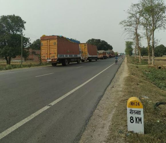अंतरराष्ट्रीय सीमा पर गोरखधंधा: दस मील तक लग रही ट्रकों की कतार, सात दिन तक करना पड़ रहा है इंतजार