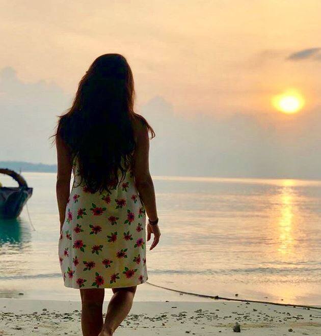  जहां देबोलीना बीच के किनारे खूबसूरत वक्त बिताया और अपनी हॉट तस्वीरों को इंस्टाग्राम पर शेयर किया.