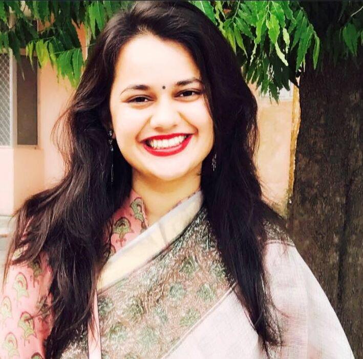 फिर साल 2015 में UPSC के रिजल्ट आया और टीना डाबी टॉपर बनी. उन्होंने 22 साल की उम्र में ही आईएएस एगजाम में टॉप किया साथ ही देशभर की लड़कियों के लिए रोल मॉडल बनी. अपन् स्कूलिंग टाइम में टीना एक मेधावी छात्रा रही हैं. उन्होंने दिल्ली के श्रीराम कॉलेज से इकोनॉमिक्स ऑनर्स में पढ़ाई पूरी की. टीना अपना आदर्श अपनी मां को मानती हैं. बता दें कि टॉपर टीना डाबी के पिता जसवंत डाबी UPSC की परीक्षा पास कर चुके हैं.