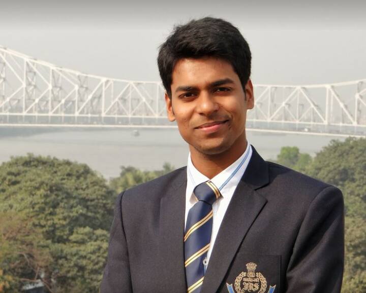 अनुदीप ने राजस्थान से बी.ई. (इलेक्ट्रॉनिक्स एंड इंस्ट्रूमेंटेशन) कर चुके हैं. गौरतलब है कि अनुदीप ने इस परीक्षा में वैकल्पिक विषय के तौर पर ऐन्थ्रपॉलजी को चुना. साल 2013 में भी अनुदीप सिविल सेवा में चुने गए थे तब उन्हें भारतीय राजस्व सेवा में काम करना मौका दिया गया. लेकिन उनका मन माना नहीं तभी उन्होंने निर्णय लिया कि फिर से एग्जाम देंगे और भारतीय प्रशासनिक के लिए तैयारी करेंगे. बता दें कि अनुदीप हैदराबाद से आते हैं.