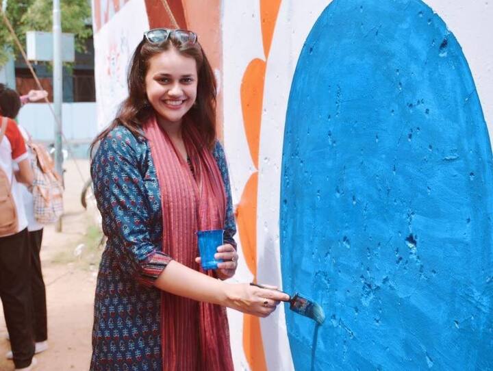 दिल्ली विश्वविद्यालय से पॉलिटिकल साइंस में पढ़ाई की और कॉलेज की टॉपर बनी. टीना ने 12वीं में भी पॉलिटिकल साइंस और इतिहास में 100 में से 100 प्राप्त किए थे. बताते चले कि टीना को भारतीय राजनीति में बेहद रुचि है.