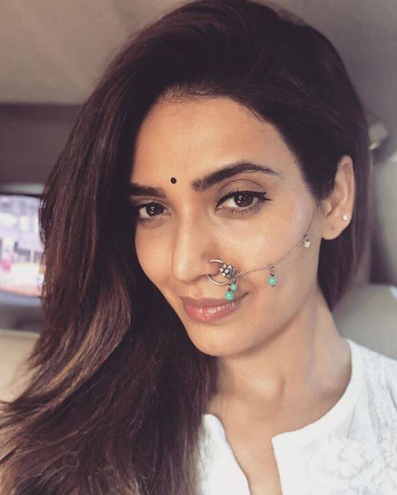 टीवी अभिनेत्री करिश्मा तन्ना ने अपने करियर की शुरुआत 'क्योंकि सास भी कभी बहू थी' से की. करिश्मा एक गुजराती फैमिली में पली-बढ़ी हैं, वह हमेशा से एक अभिनेत्री बनना चाहती थीं. 