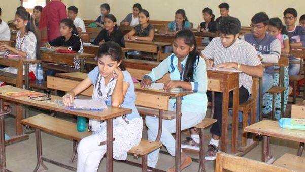  इस साल करीब 11 लाख स्टूडेंट्स ने एग्जाम नहीं दिए हैं. एग्जाम ना देने वालों में से करीब 75 फीसदी बच्चे ऐसे हैं जो कि बांग्लादेश और नेपाल के हैं. इसका मतलब ये हुआ ये स्टूडेंट्स रिजल्ट आने से पहले ही फेल हो गए.