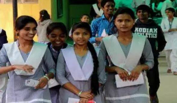 इस साल 9वीं और 11वीं क्लास में एडमिशन लेने वाले स्टूडेंट्स के लिए आधार कार्ड जरूरी कर दिया गया है. एग्जाम फॉर्म भरने से पहले इन दोनों क्लास के स्टूडेंट्स को आधार कार्ड की कॉपी जमा करनी होगी.