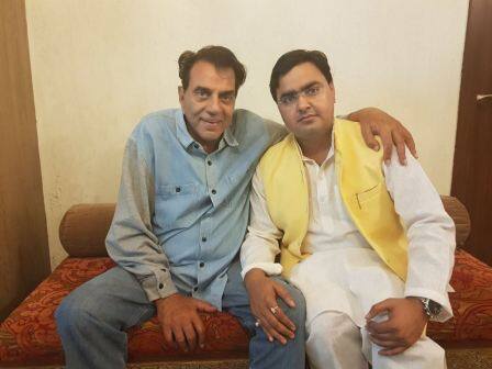 लोनी निवासी इस शख़्स पर ग़ाज़ियाबाद की डीएम और एसएसपी समेत कई बड़े अधिकारियों को फ़र्ज़ी नाम से फ़ोन कर नियम विरुद्ध कार्य करने के लिए दबाव डालने का संगीन आरोप था. गाजियाबाद के अधिकारियों को जब शक हुआ तो उन्होंने छानबीन शुरू की.