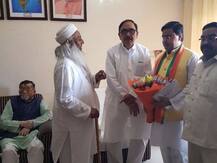 भगवा कुर्ता भी काम नहीं आया, सलामी देने वाले हाथों ने लगाई हथकड़ी