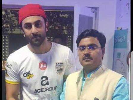 हकीकत पता चली तो पूरी कहानी को लखनऊ बताया गया. मिली जानकारी के मुताबिक अफ़ज़ाल खुद को कभी गुजरात का पूर्व मुख्यमंत्री शंकर सिंह वाघेला बताकर ग़ाज़ियाबाद की डीएम रितु माहेश्वरी पर एक ज़मीनी विवाद को किसी व्यक्तिविशेष के पक्ष में करने की सिफ़ारिश की थी.