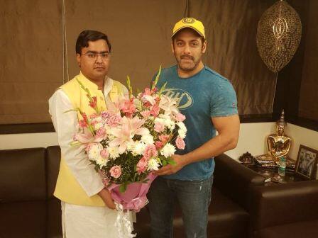 अफजाल अफसरों पर गैरक़ानूनी काम को करने का दवाब बनाता था. मुख्यमंत्री योगी आदित्यनाथ ने अल्पसंख्यक आयोग के सदस्य अफ़जाल चौधरी को उसके पद से इसलिए हटाया था क्योंकि इसके विरुद्ध कई तरह की शिकायतें थीं.