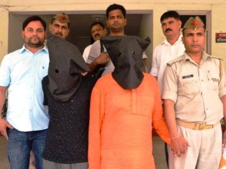 गुरुवार को अल्पसंख्यक आयोग के डायरेक्टर शेषमणि पांडेय ने निर्देश आदेश जारी करते हुए इसकी जानकारी दी. उन्होंने कहा कि बर्खास्तगी के साथ ही अफजाल चौधरी की सभी सेवाएं तत्काल प्रभाव से खत्म कर दी गई हैं. पुलिस ने जब अफ़ज़ाल को गिरफ़्तार किया तब भी वो भगवा रंग का कुरता पहने हुए था.