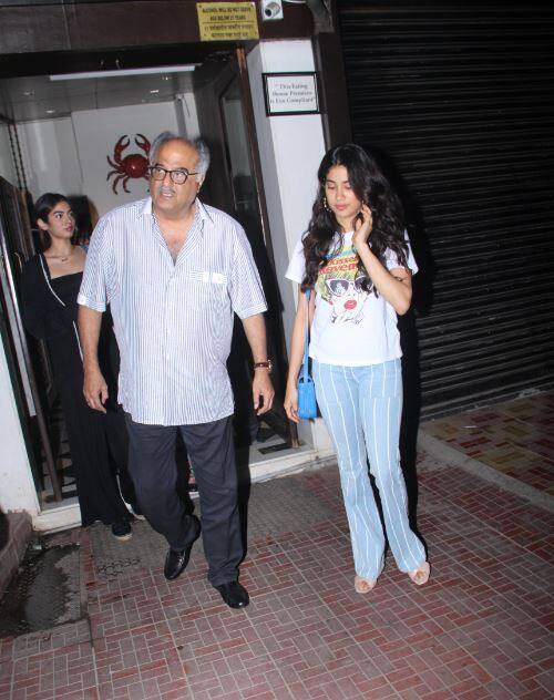 डिनर के बाद अंशुला अपने घर के लिए रवाना हो गईं. वहीं जाह्नवी और खुशी पापा बोनी कपूर के सा दूसरी गाड़ी में बैठकर अपने घर गईं. (तस्वीर: मानव मंगलानी)