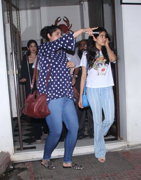 इसके साथ ही हाल ही में जाह्नवी को उनकी ड्रेस के कारण एक बार फिर से ट्रोल किया गया था जिसके बाद उनके भाई अर्जुन कपूर ने ऐसे लोगों को आड़े हाथों लिया था. (तस्वीर: मानव मंगलानी)