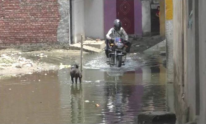 मंत्री सिद्धार्थनाथ के चुनाव क्षेत्र की वीआईपी कालोनी में हफ्ते भर से भरा है घुटने भर पानी