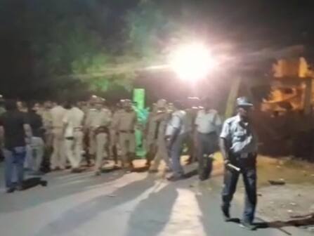 BHU में बवाल: कार को लगाई आग, कई गाड़ियों के शीशे किए चकनाचूर Violence rocks BHU campus as students, barati clash BHU में बवाल: कार को लगाई आग, कई गाड़ियों के शीशे किए चकनाचूर