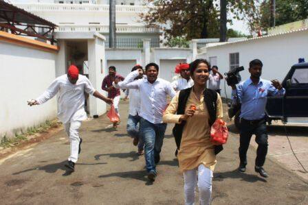 नारे लगाते कार्यकर्ता पहुंचे और मंत्री के इस्तीफे की मांग करने लगे. करीब पांच मिनट राजभर के घर के बाहर हंगामा चलता रहा लेकिन उनके घर पर मौजूद लोगों ने गेट नहीं खोला. राजभर लखनऊ से बाहर वाराणसी गए हुए है. उनका सरकारी बंगला 9 A कालिदास मार्ग पर है, जो सीएम योगी आदित्यनाथ के घर से मुश्किल से सौ मीटर भी दूर नहीं है.