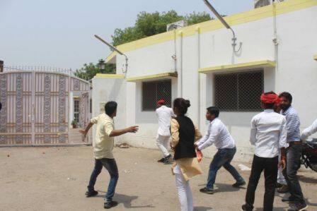 ओमप्रकाश राजभर यूपी के पिछड़ा वर्ग कल्याण मंत्री हैं. वे बीजेपी के दल सुहेलदेव समाज पार्टी के अध्यक्ष भी हैं. पिछले कुछ समय से वे बीजेपी से और योगी सरकार से लगातार नाराज चल रहे हैं लेकिन कल वाराणसी में उन्होंने ऐसी बात कह दी कि अब समाजवादी पार्टी ने भी उन्हें टारगेट पर ले लिया है.