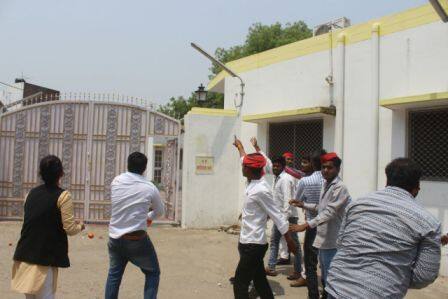 खबर है कि समाजवादी पार्टी के समर्थकों ने राजभर का जगह जगह विरोध करने का मन बनाया है लेकिन इसके लिए पार्टी के झंडे और बैनर का इस्तेमाल नहीं होगा. ओमप्रकाश राजभर आए दिन बीजेपी के खिलाफ बोलते रहते हैं. हाल में ही उन्होंने कहा था कि चार साल के मोदी राज में एक भी अच्छा काम नहीं हुआ है.