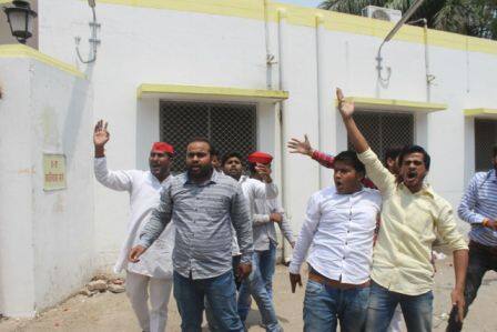 बीजेपी के लिए सरदर्द बने कैबिनेट मंत्री ओमप्रकाश राजभर अब समाजवादी पार्टी के निशाने पर भी आ गए हैं. लखनऊ में उनके सरकारी बंगले पर अखिलेश यादव के समर्थकों ने टमाटर और अंडे फेंके. लाल टोपी पहने समाजवादी पार्टी कार्यकर्ताओं ने राजभर का नेम प्लेट भी तोड़ दिया.