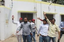 सपा कार्यकर्ताओं ने ओमप्रकाश राजभर के घर फेंके अंडे, नेम प्लेट भी तोड़ी