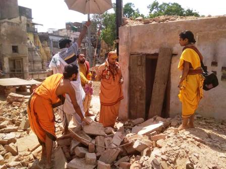 काशी विश्वनाथ मंदिर कॉरिडोर पर विवाद, रास्ते के मंदिर तोड़े जाने से बढ़ा विवाद