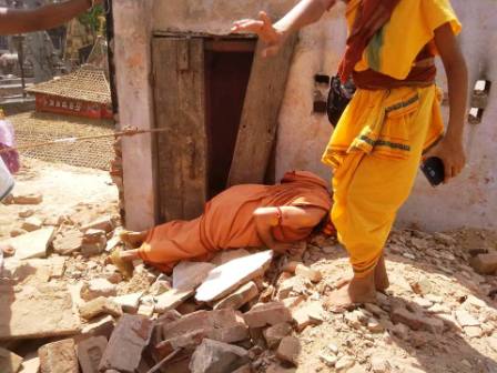 काशी विश्वनाथ मंदिर कॉरिडोर पर विवाद, रास्ते के मंदिर तोड़े जाने से बढ़ा विवाद